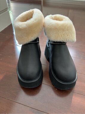 UGG Esmee Leather Platform Boots Black Size 7 – Box – EUC